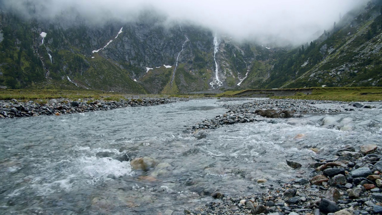 背景是雾中的山河和苏兹瑙瀑布。Stubai、奥地利视频素材