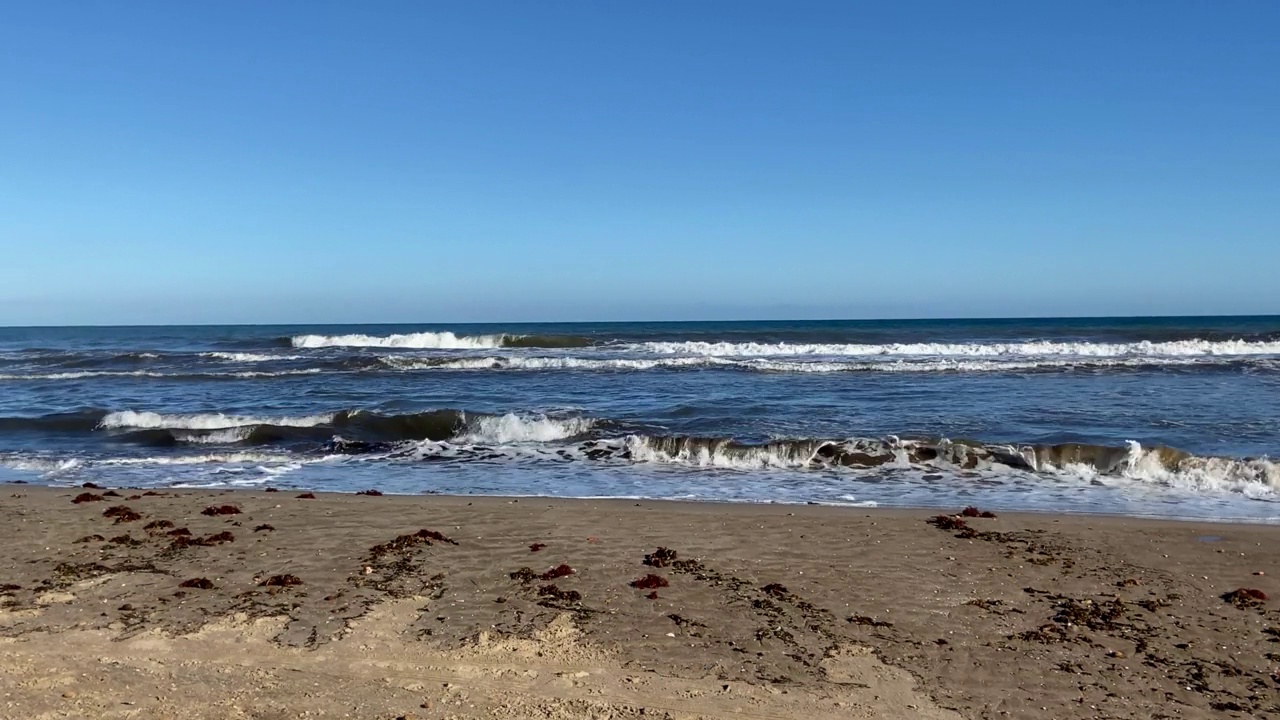 在海上波浪。在暴风雨和狂风中，海上的波浪。地中海的海岸线和海滩。视频素材