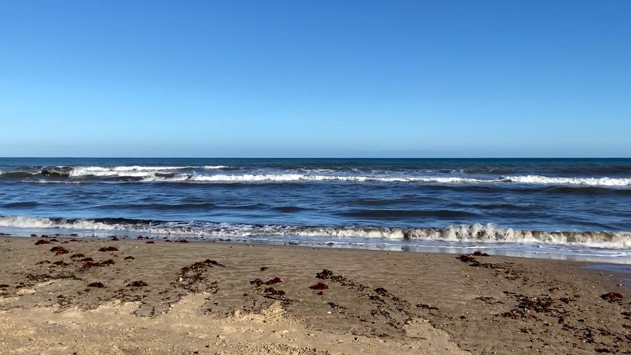 在海上波浪。在暴风雨和狂风中，海上的波浪。地中海的海岸线和海滩。视频素材