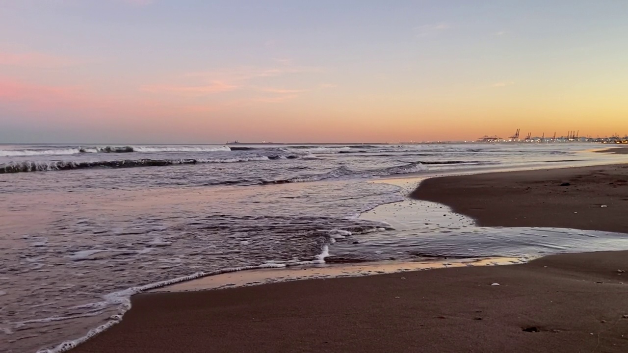 地中海的海岸线和海滩。海浪在戏剧性的日落背景。视频素材