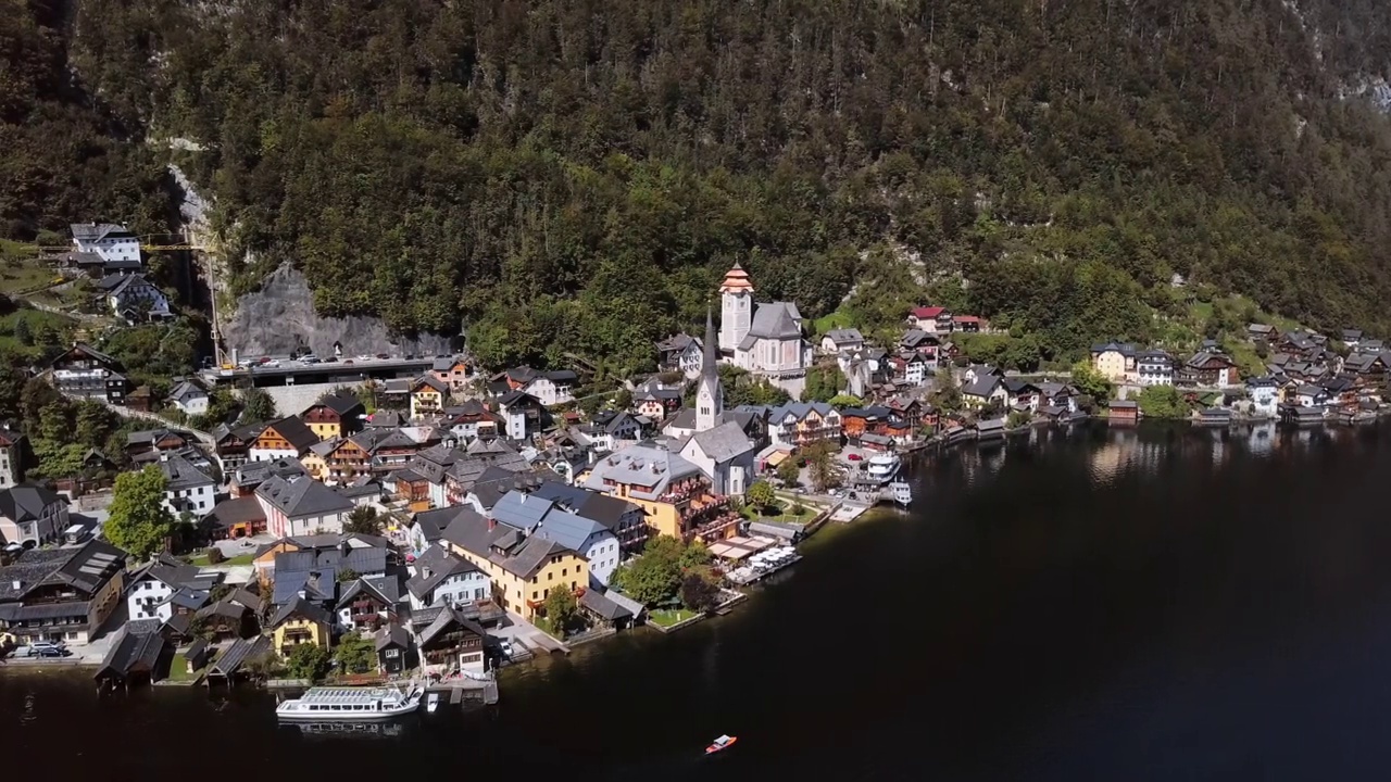 在上奥地利Salzkammergut的一个阳光明媚的夏日早晨，我们在哈尔施塔特村上空飞行，从24帧加速到2.5倍。视频素材