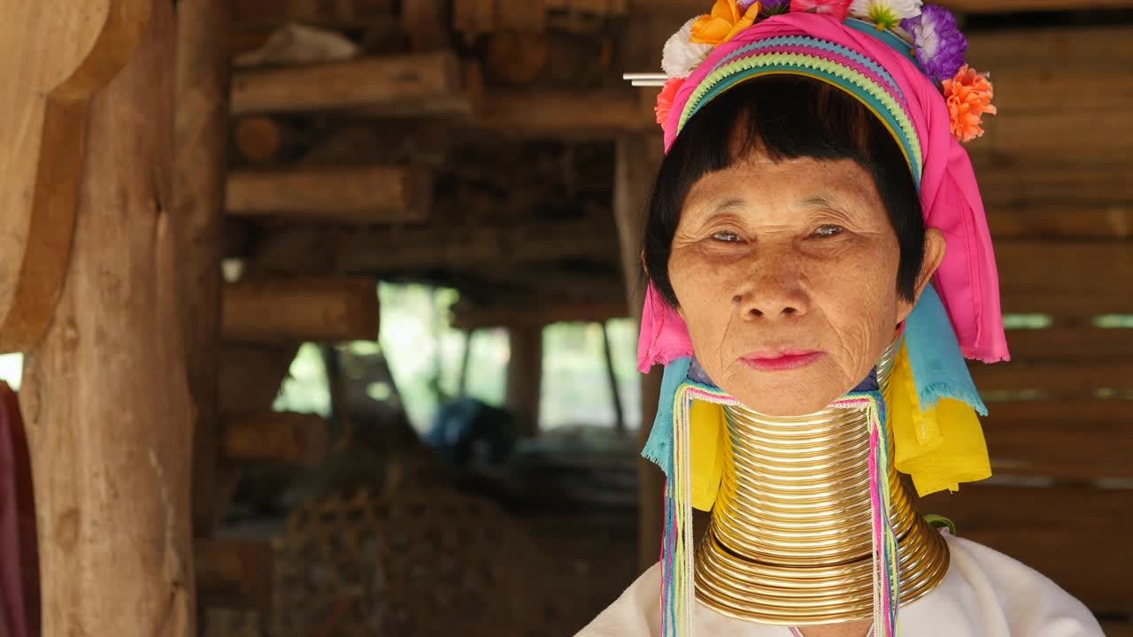 在泰国北部清莱附近的山丘部落村庄，穿着传统服装和颈环的卡伦长脖子妇女视频素材