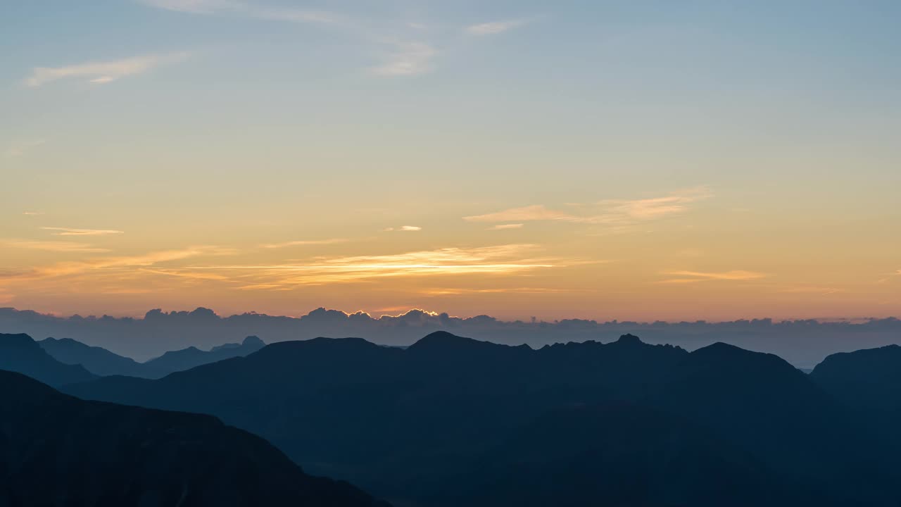 法国阿尔卑斯山脉，山峰，天际线景观的多彩的日出视频素材