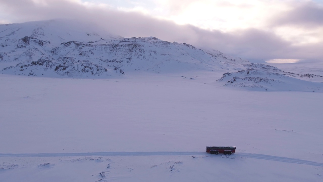 Langjokull, Glacier - Sleipnir(8轮观光巴士)在雪地上行驶/冰岛视频素材