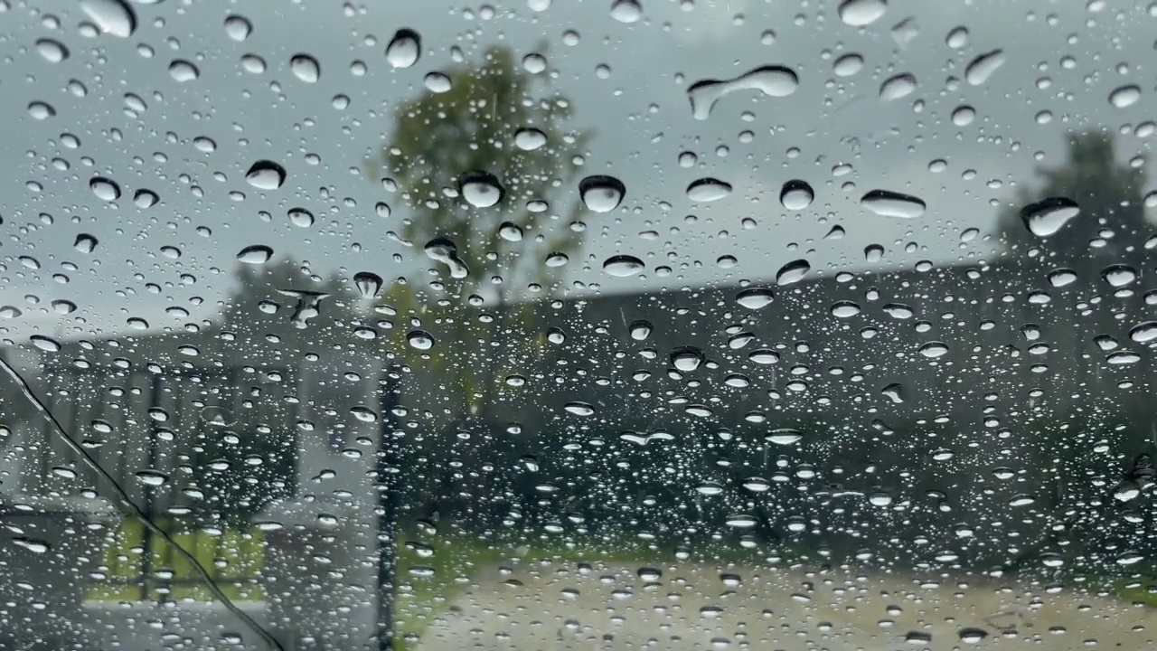 雨滴落在汽车的挡风玻璃上视频素材