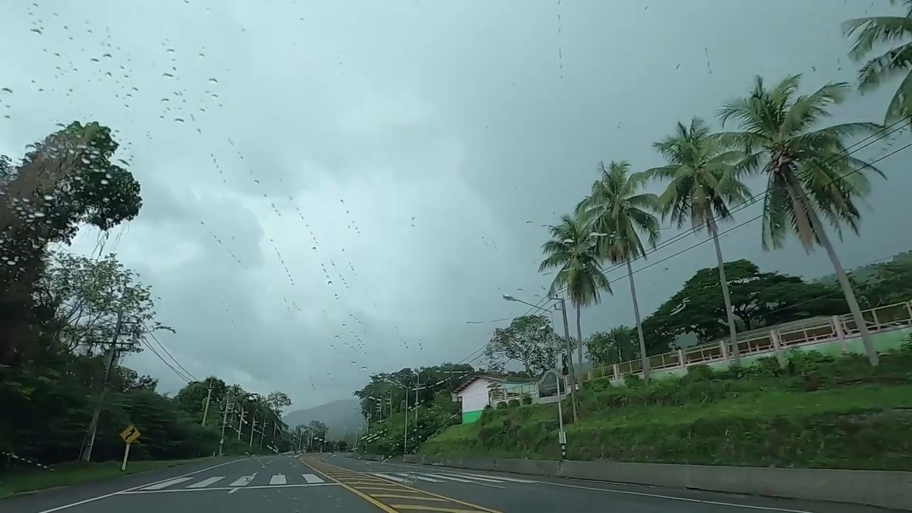 下雨时开车上路。挡风玻璃上的雨滴视图。视频素材