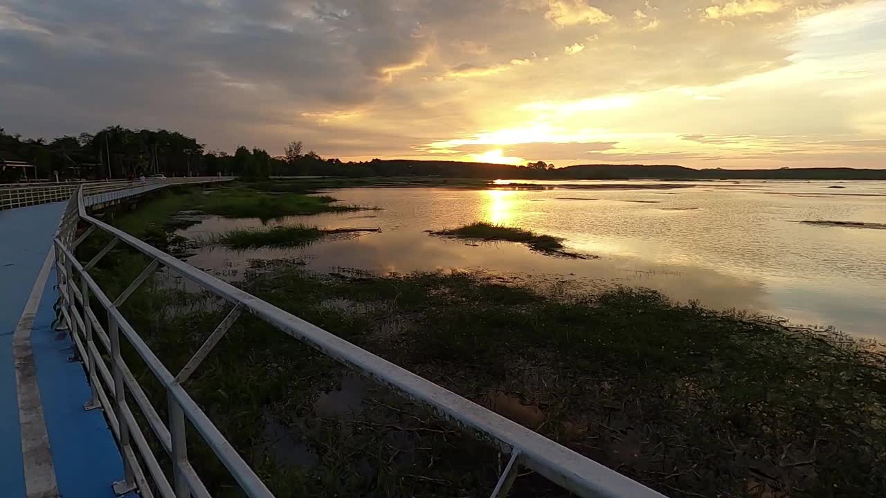 图拉特水库日落平移图。夕阳的阳光反射在水面上。视频素材