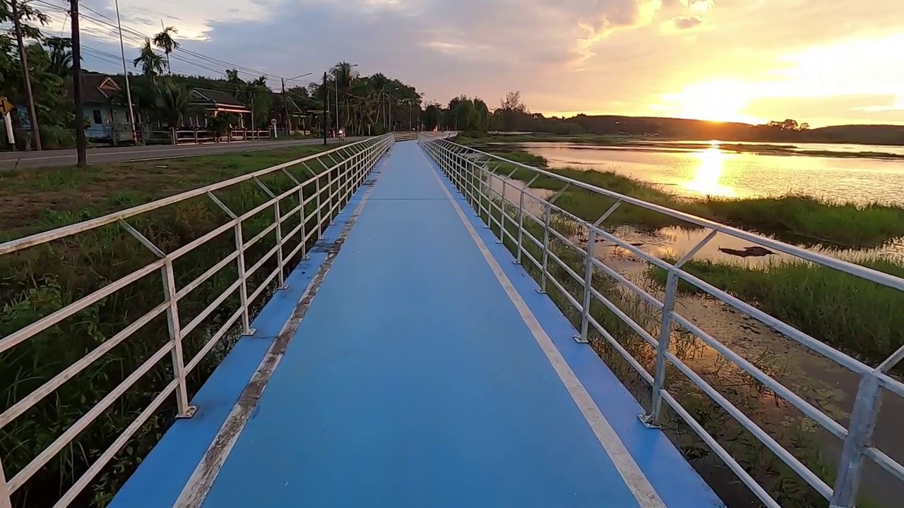 走在特拉特水库的人行道上，欣赏日落美景。视频素材