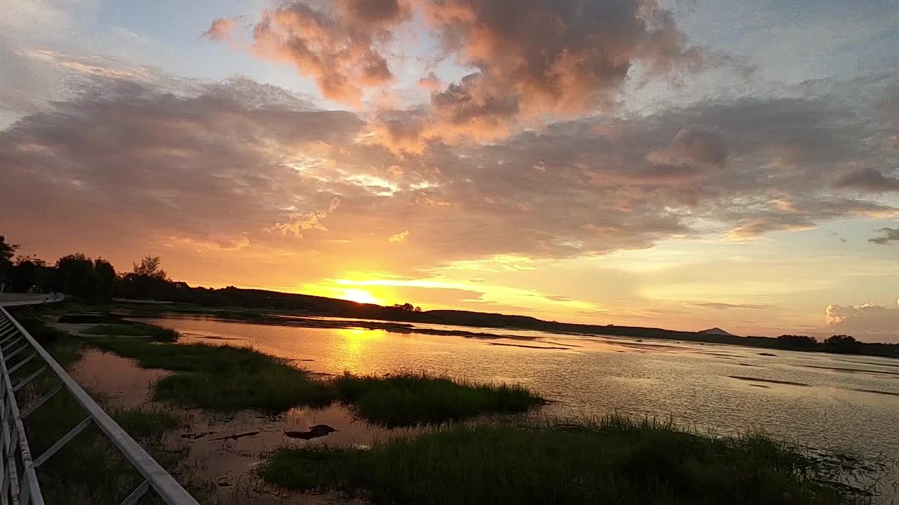 在特拉特水库，日落和阳光的延时视频，夕阳的光束反射在水面上。视频素材