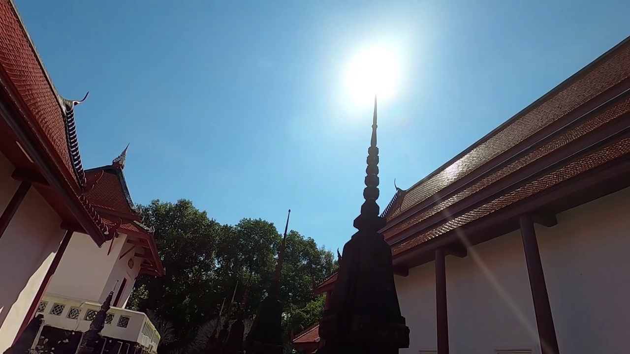 在泰国佛寺周围淘着蓝天和飞鸟。视频素材