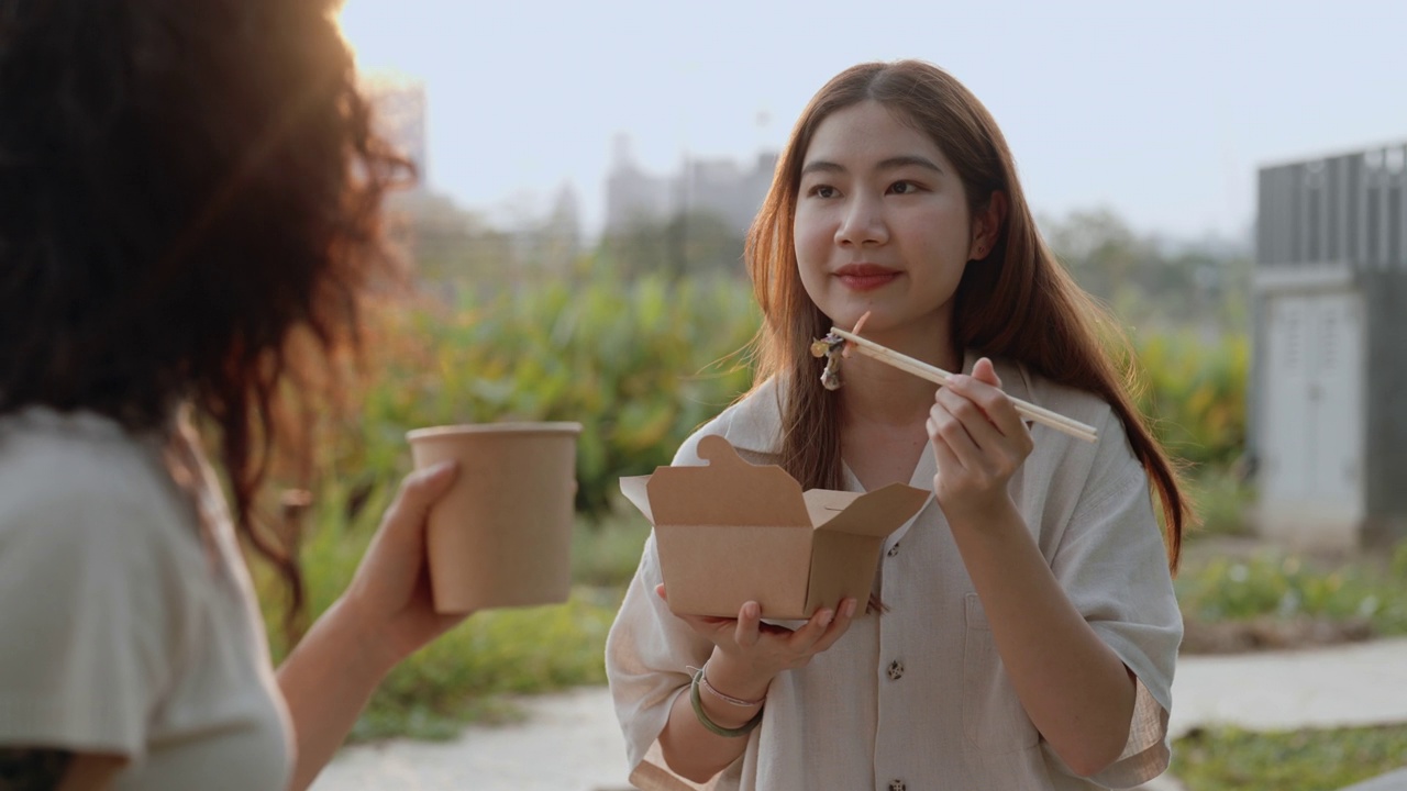 素食者吃植物性食物休息一下。视频素材