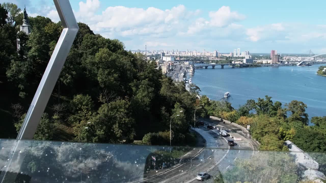 沿河大都市全景，摩天大楼和汽车交通视频素材