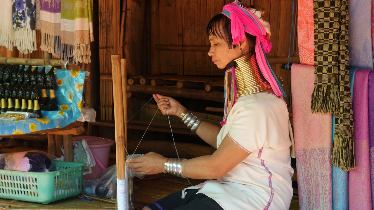 在泰国清莱附近的山村，长脖子的妇女编织，穿着传统服装视频素材