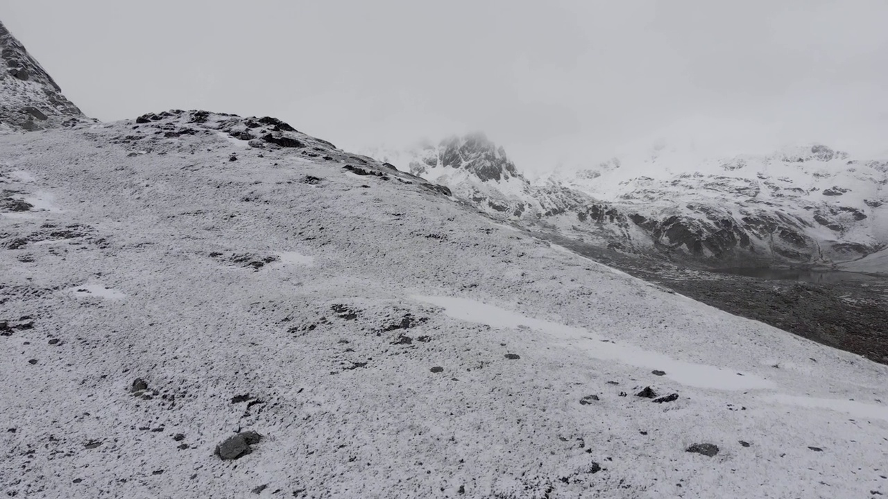 飞越雪山。冬季远足极端视频下载