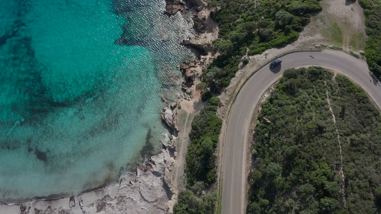 无人机正上方拍摄:沿海公路和热带海滩。鸟瞰美丽的海滨公路视频素材