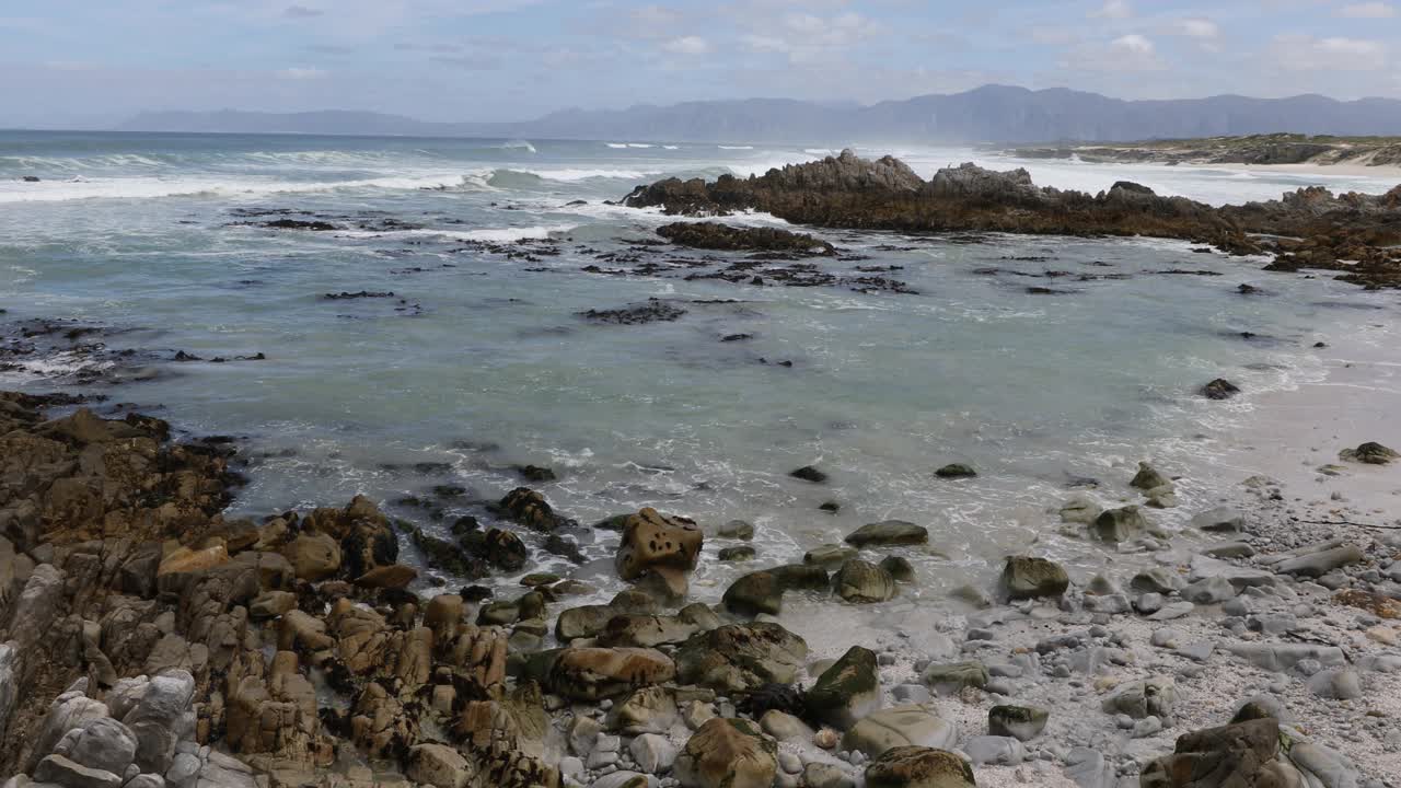 岩石海岸，沃克湾自然保护区视频素材