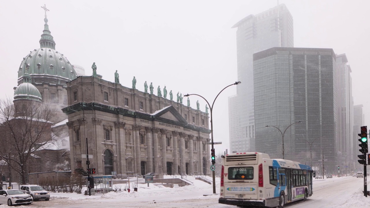 蒙特利尔市中心的冬季街景下的雪玛丽-莱因-杜-世界大教堂视频素材