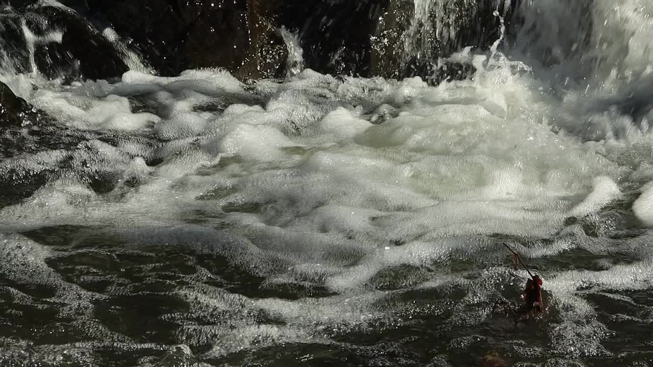 瀑布下溅起泡沫的水视频素材