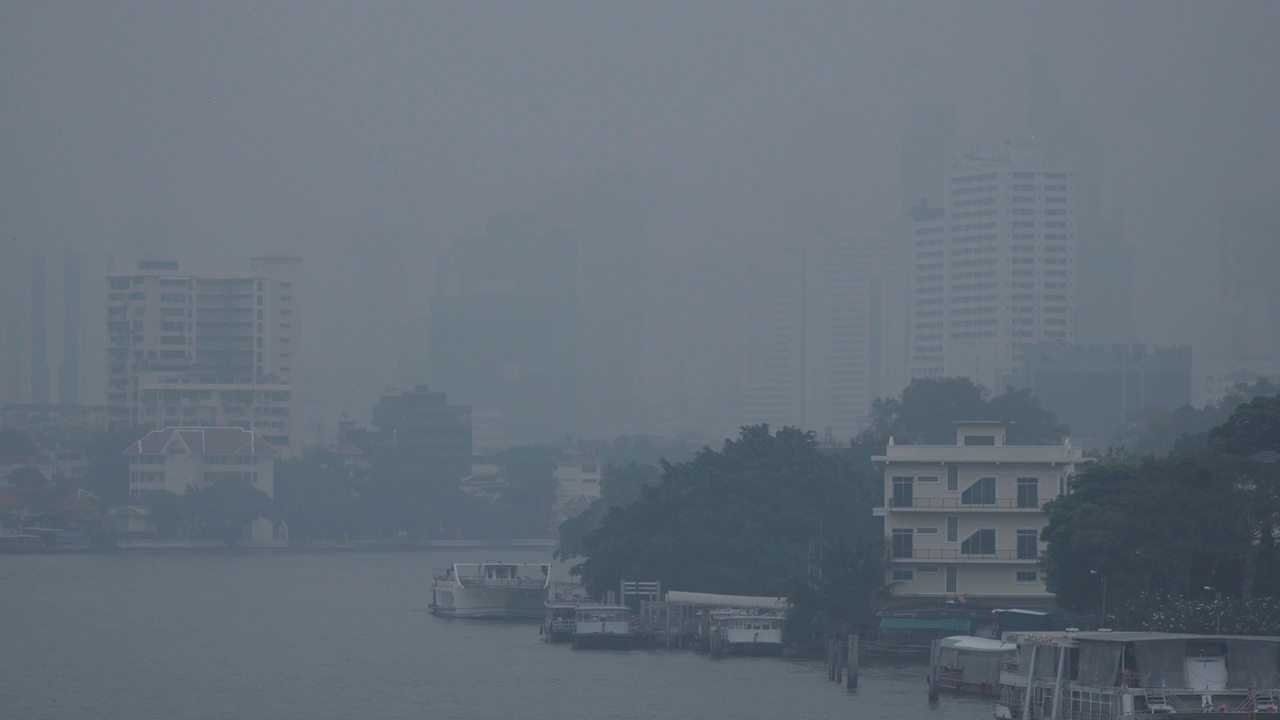 城市被混合的灰尘笼罩在空气污染中。大气细颗粒物(PM2.5)严重污染。视频素材