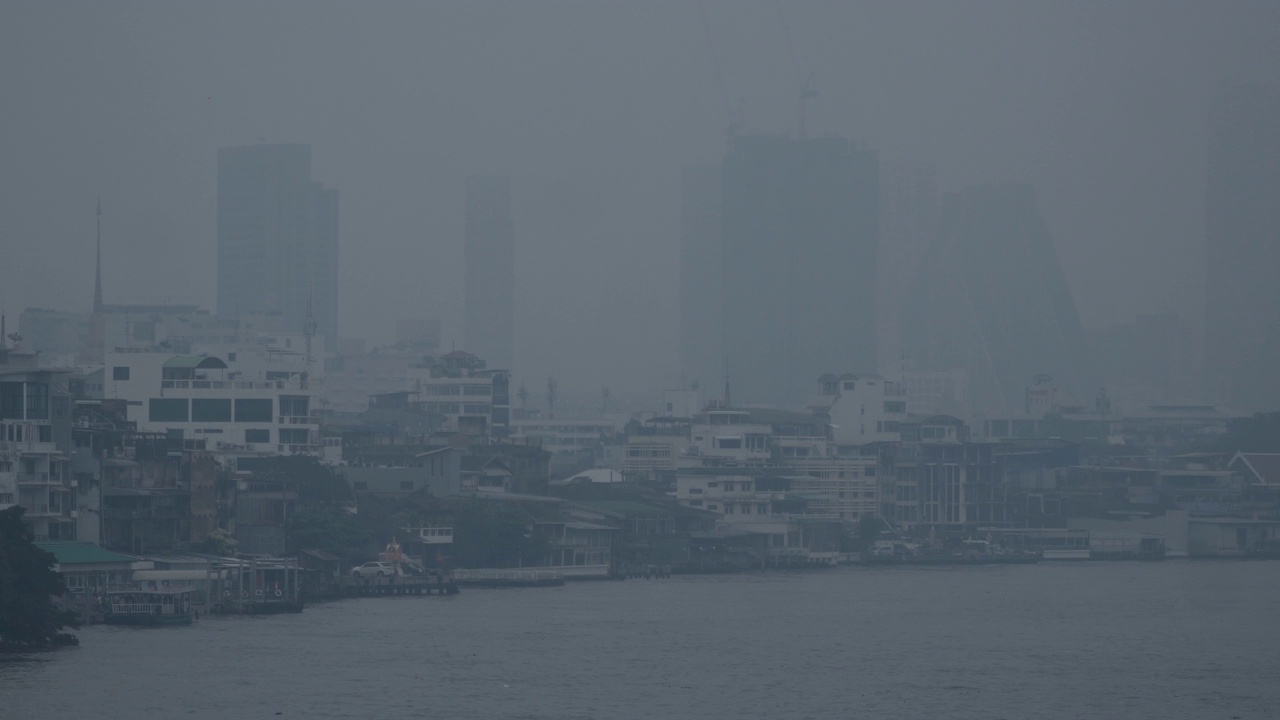 城市被混合的灰尘笼罩在空气污染中。大气细颗粒物(PM2.5)严重污染。视频素材