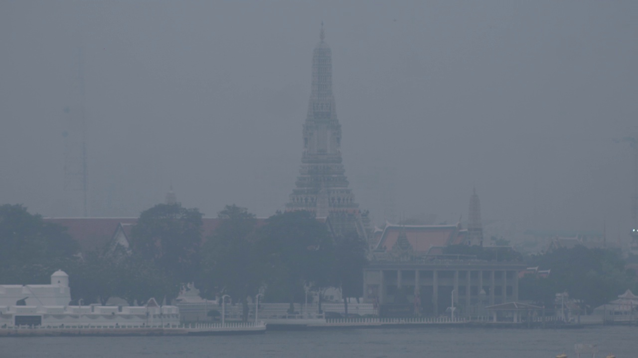 城市被混合的灰尘笼罩在空气污染中。大气细颗粒物(PM2.5)严重污染。视频素材