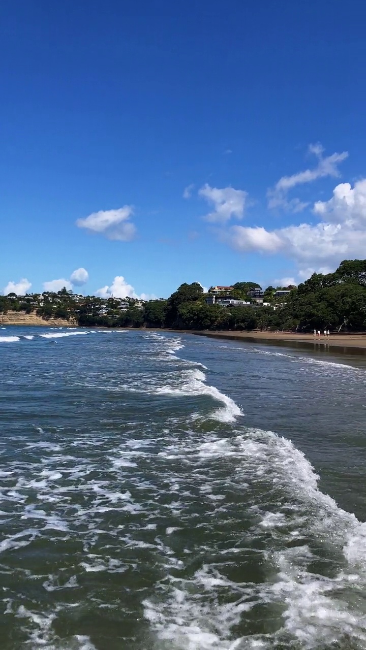 新西兰奥克兰红海滩的海浪视频素材