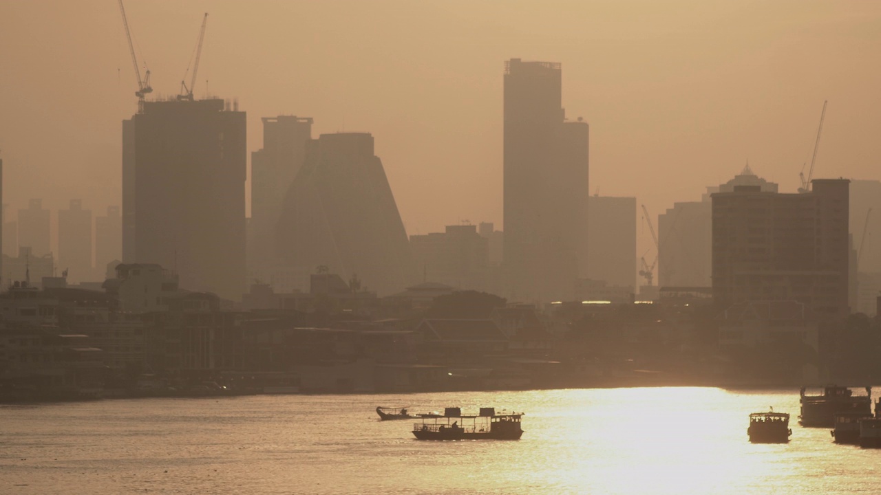 城市被混合的灰尘笼罩在空气污染中。大气细颗粒物(PM2.5)严重污染。视频素材