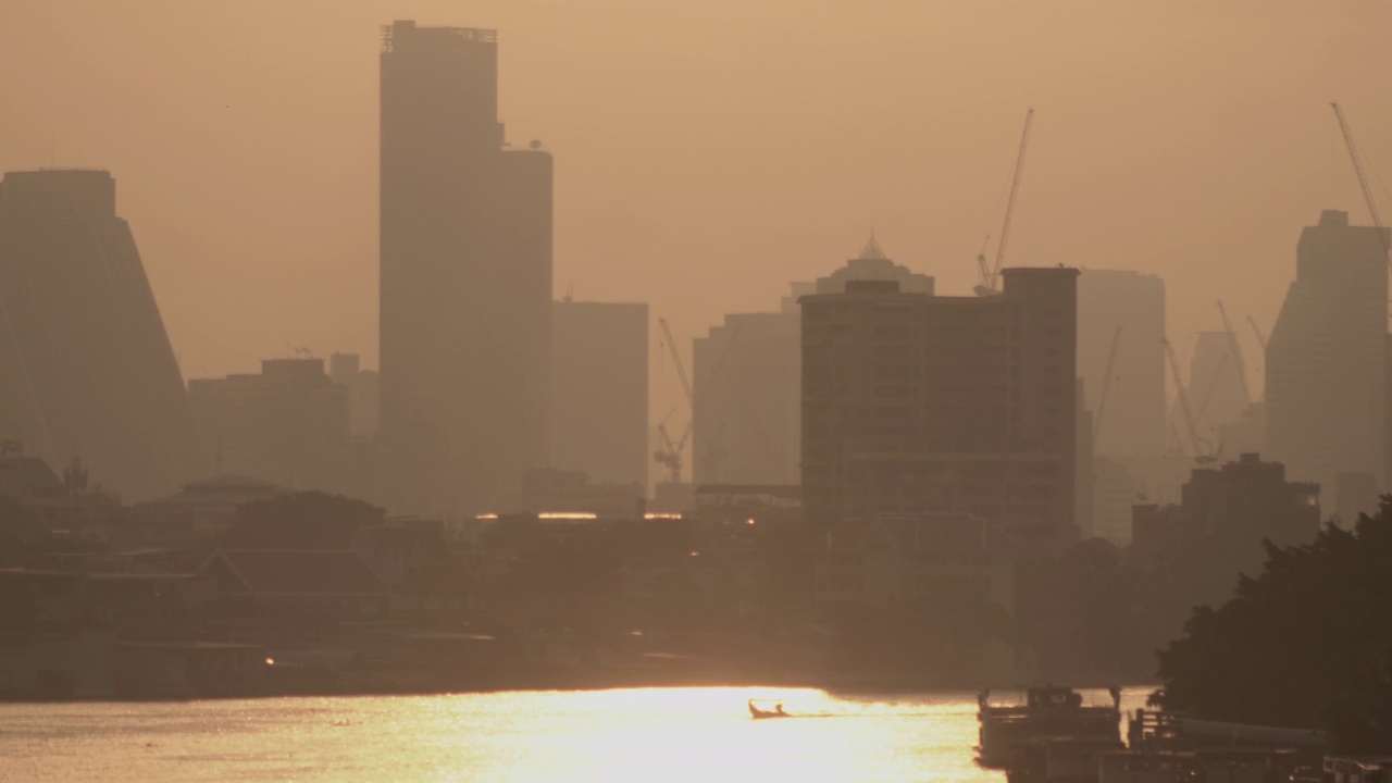 城市被混合的灰尘笼罩在空气污染中。大气细颗粒物(PM2.5)严重污染。视频素材