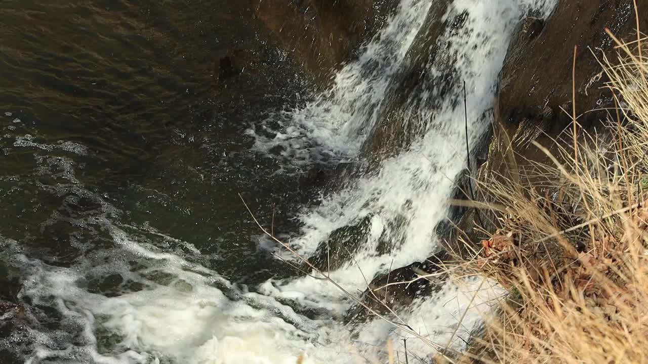 湖下瀑布视频视频素材