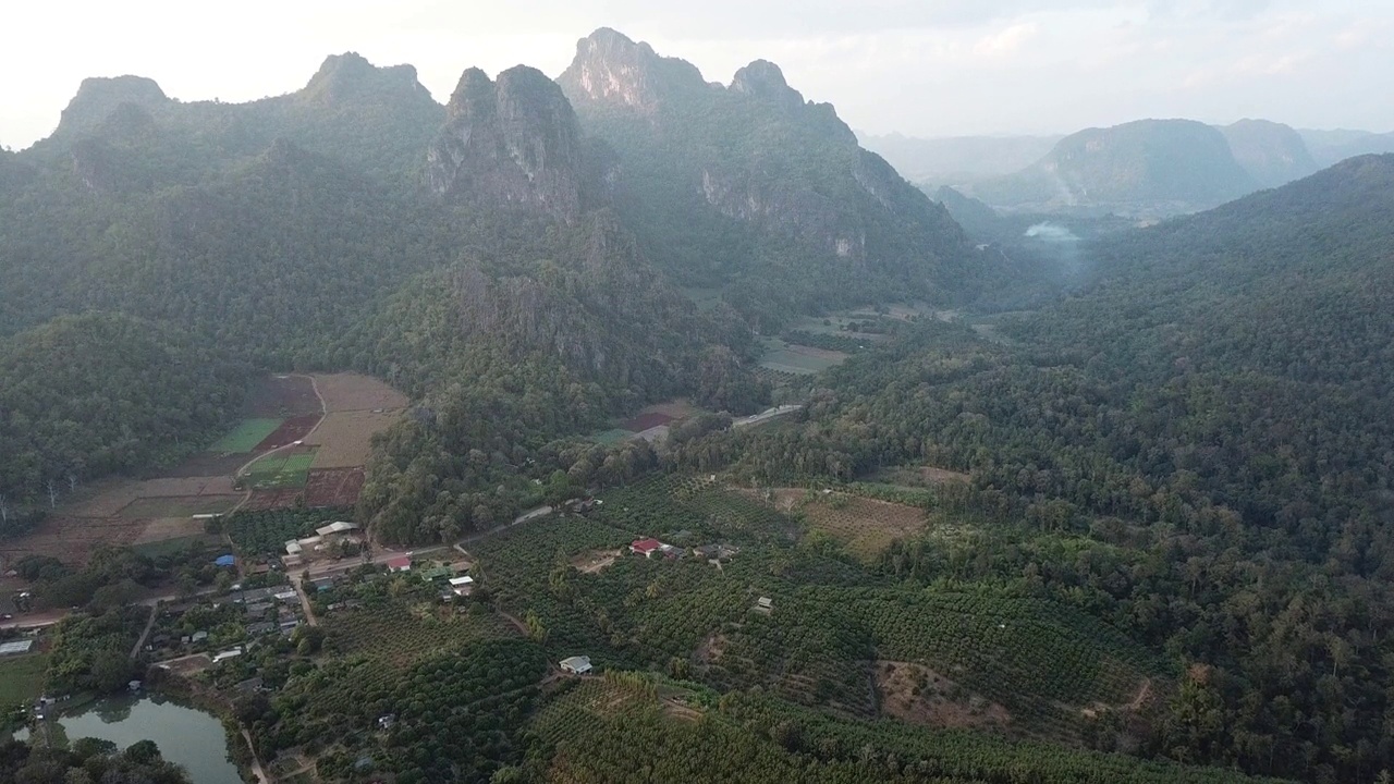 泰国清迈省清道区乡村石灰岩山脉的美丽景色。视频素材