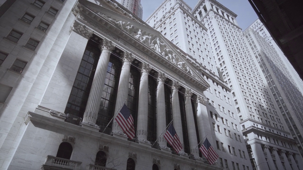 纽约证券交易所(NYSE)悬挂美国国旗视频素材