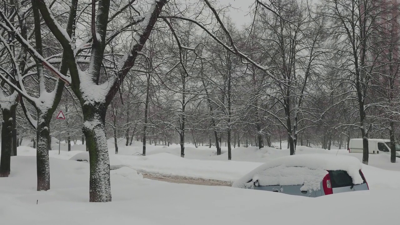 城市里长时间的大雪。道路在雪堆里，龙卷风带来了很多雪视频素材