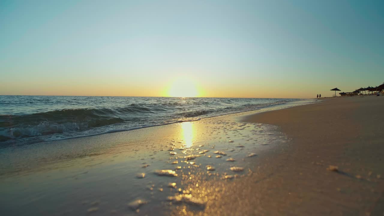 日落时分的海浪，旅游目的地视频素材