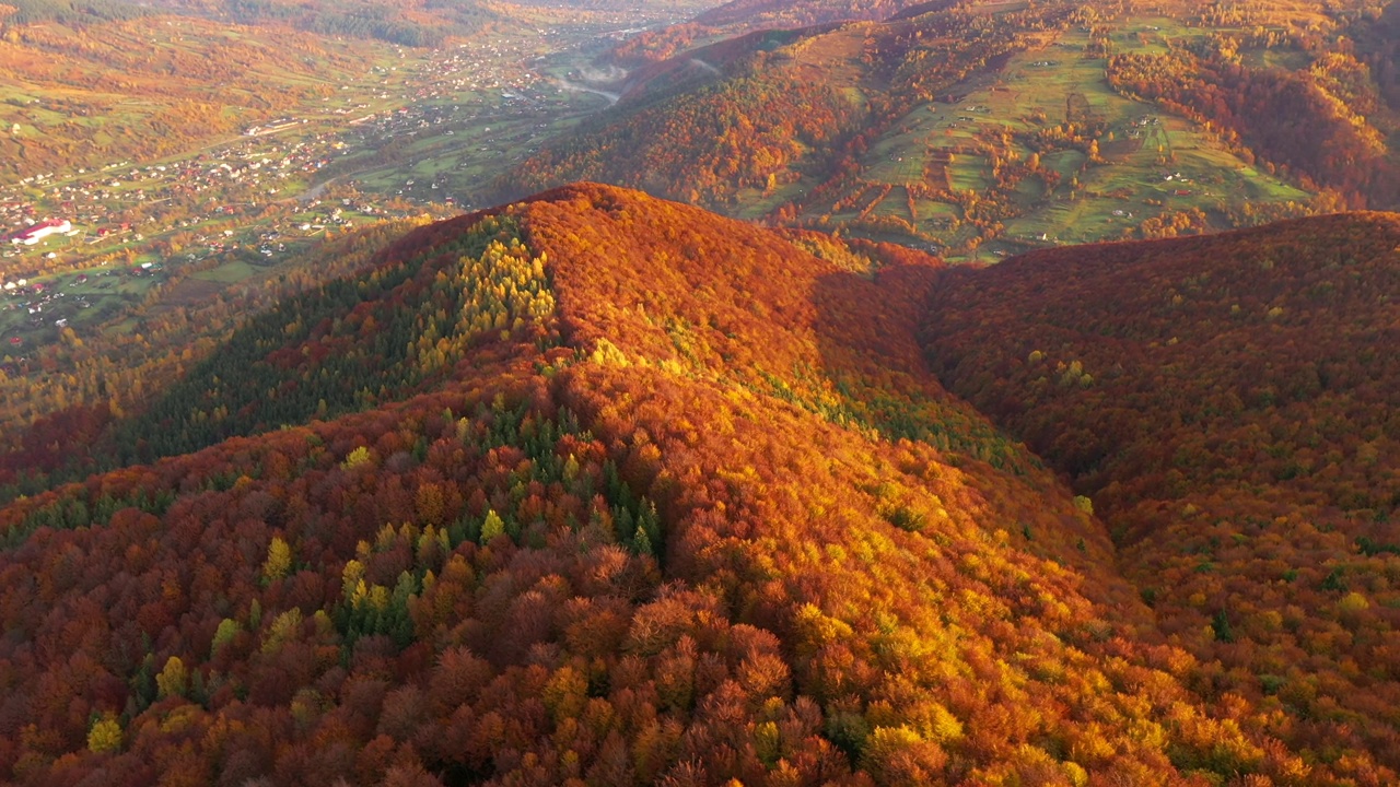 白天，一架无人机飞过五彩缤纷的山坡，看到了迷人的景色。视频素材