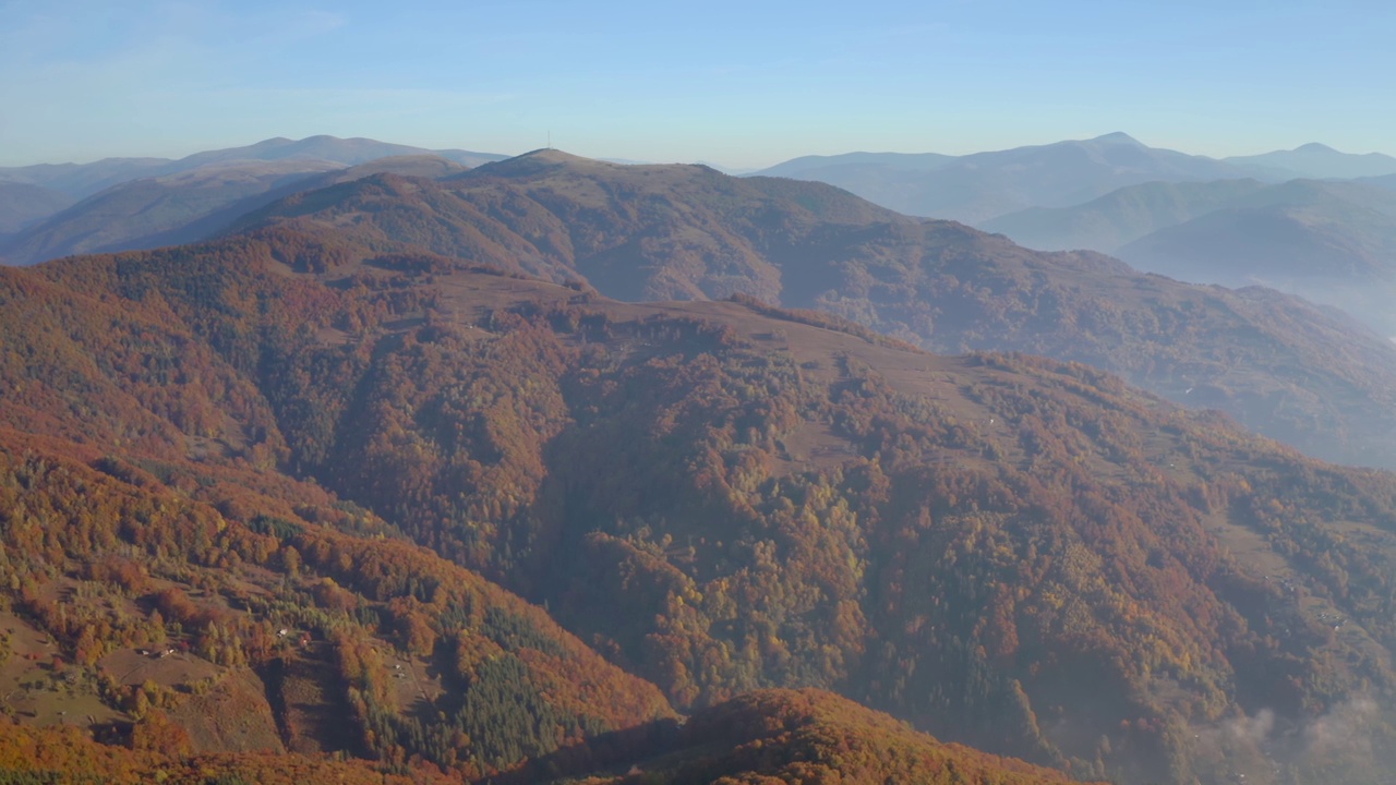 阳光明媚的一天，一架无人机飞过宁静的秋山。视频素材