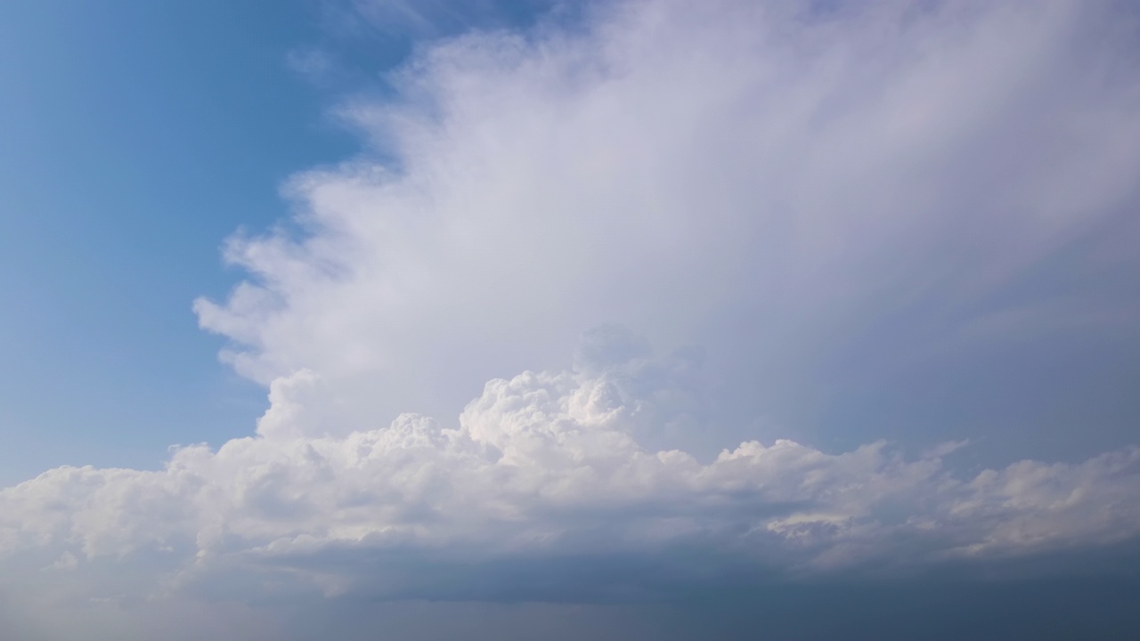 湛蓝晴空上白色蓬松的积云构成了明亮的景观视频素材