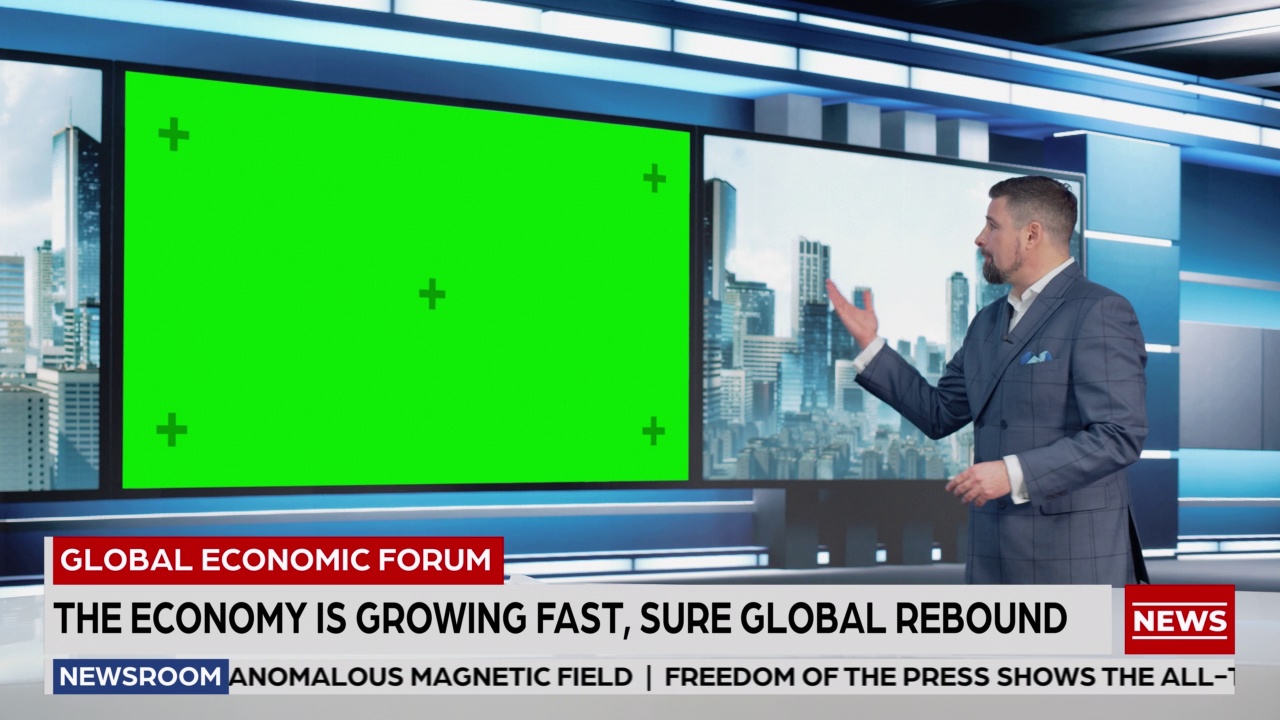 脱口秀电视节目:英俊的白人男主持人站在新闻编辑室的工作室，使用大绿色色度键屏幕。新闻主播，谈论新闻和天气。播放模拟有线电视频道视频素材
