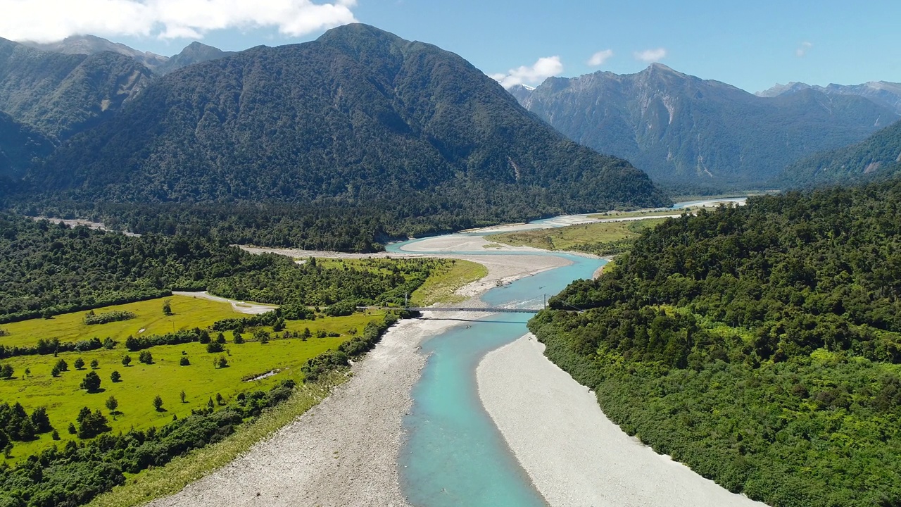 俯瞰河流流动的背景山。视频素材