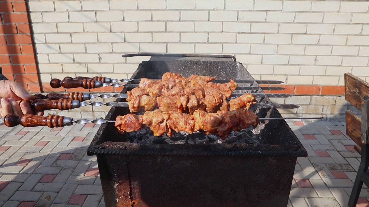 在烤串上烤串。烤炸牛肉。视频素材