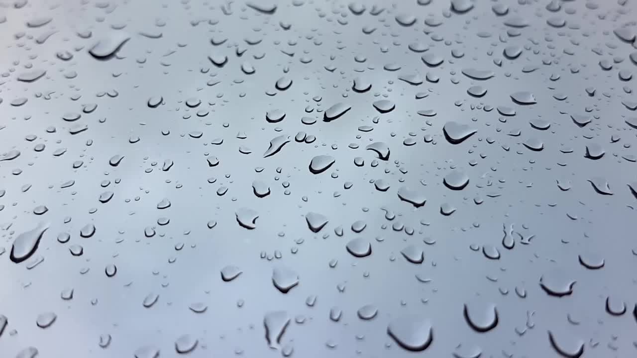 下雨天玻璃上的水滴视频素材