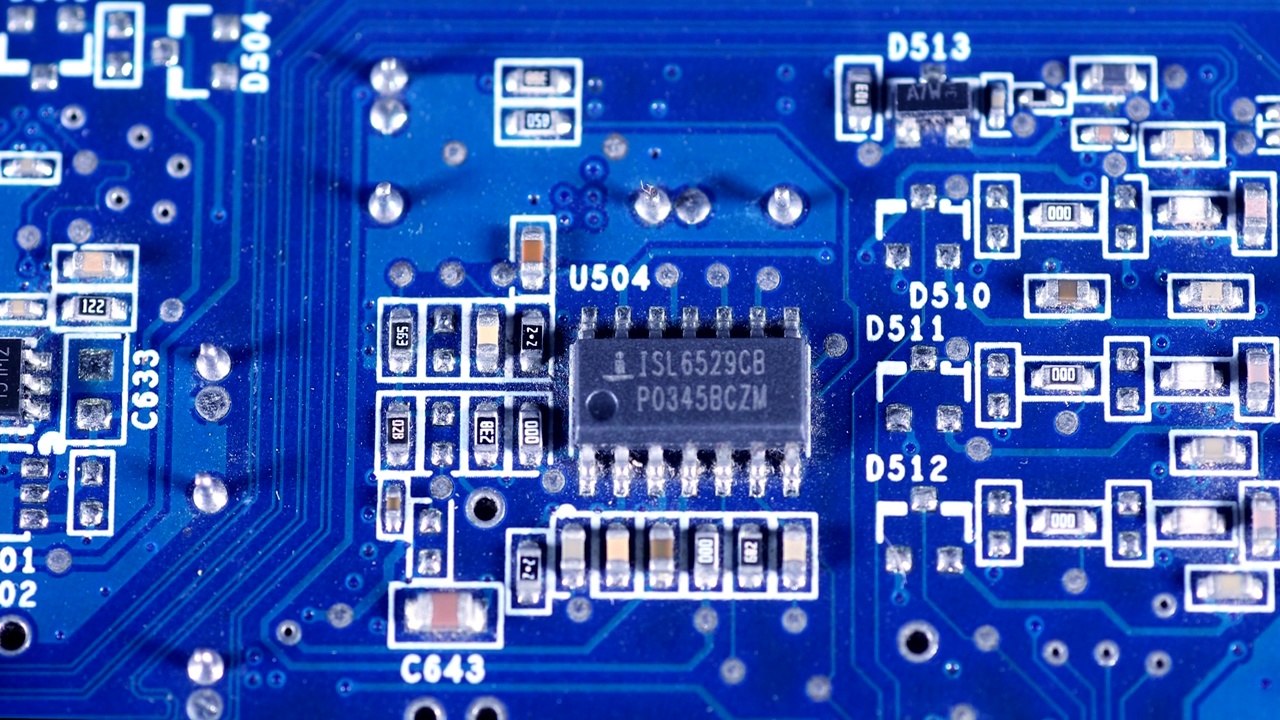 微芯片蓝色集成电路板的微距视频片段视频素材