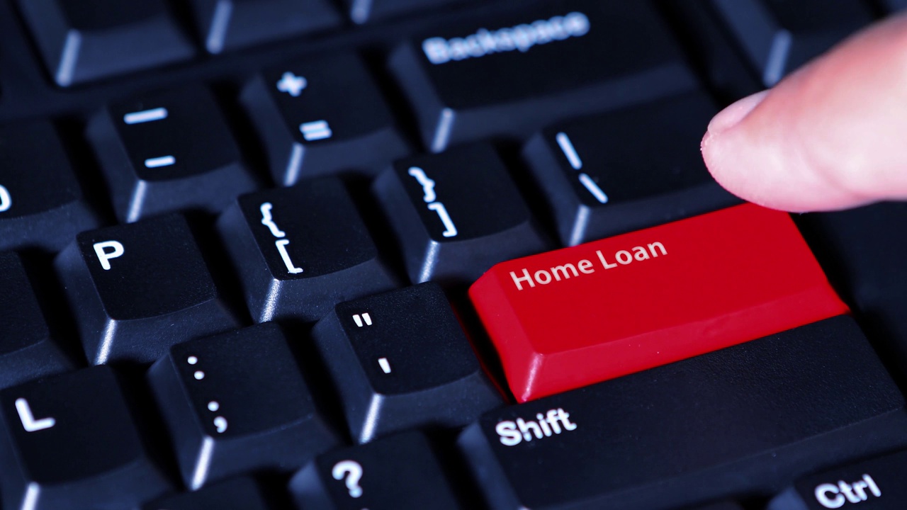 用手按下电脑键盘上红色“Home Loan”按钮的视频片段视频素材