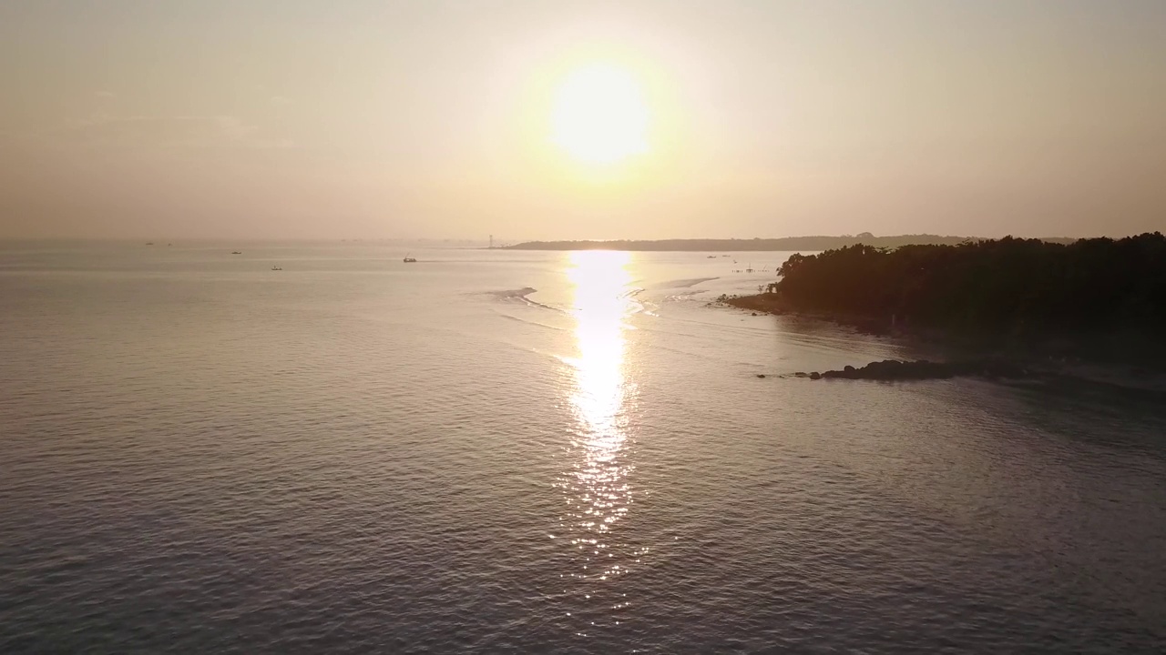 鸟瞰镜头，美丽的风景与日落反射在海上的水，在4k分辨率拍摄视频素材