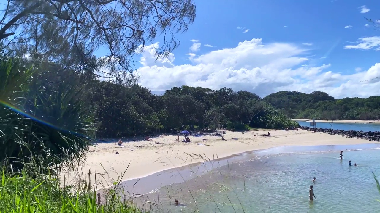 带海岸线的小海滩视频素材