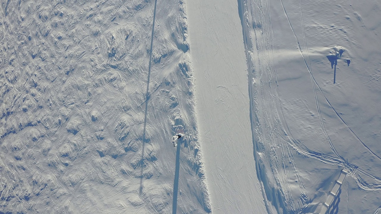 鸟瞰一个阳光明媚的雪域冬季滑雪胜地Stöten与滑雪升降机视频素材