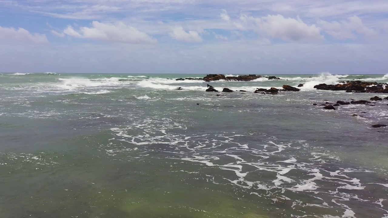 空中海景:碧海蓝天，白云点缀视频素材