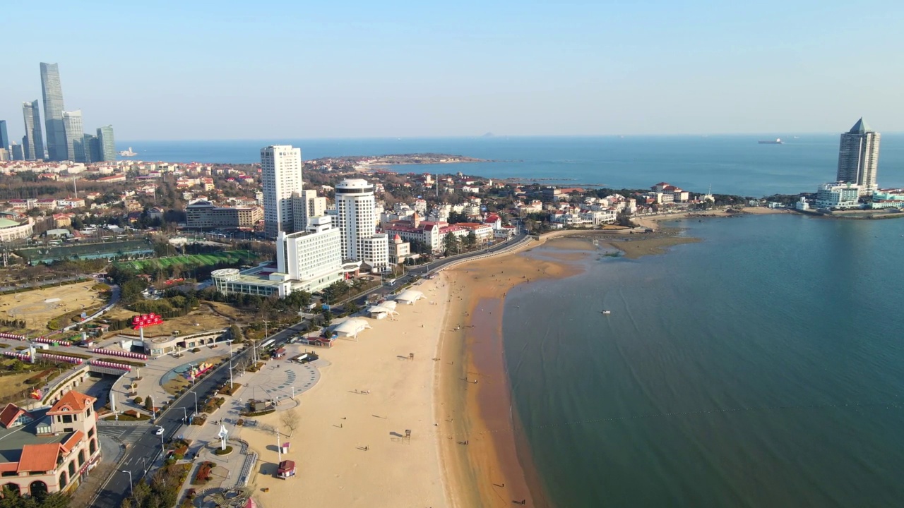 航拍青岛海湾地区建筑景观天际线视频素材