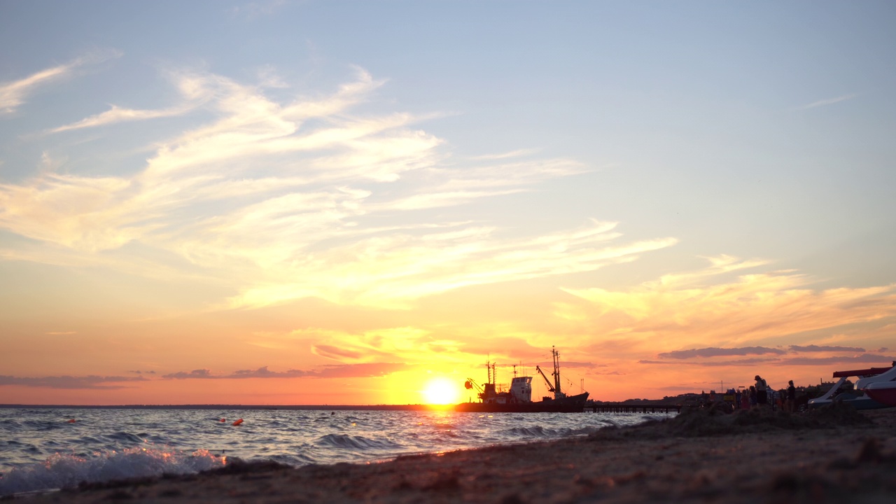 夕阳下停泊在码头上的渔船视频素材