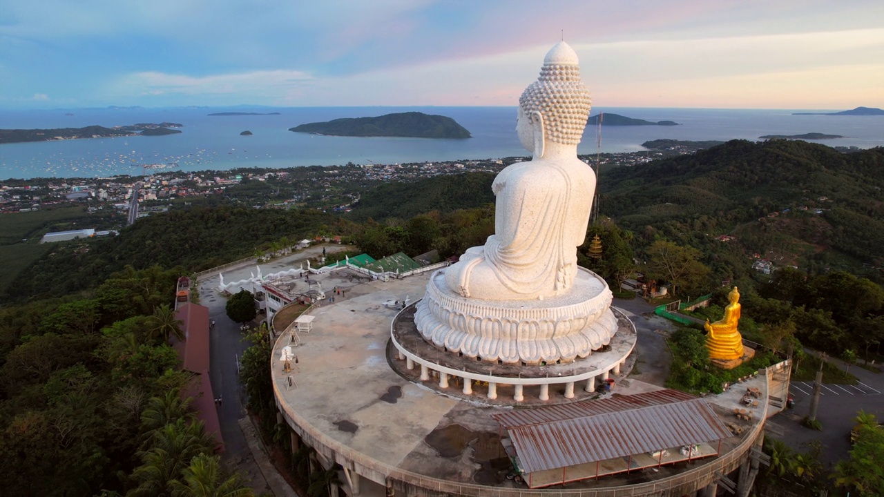 在普吉岛大佛的黄昏，日落的天空中有彩云。另一个吸引游客来参观的动机。4k旅游、崇拜观视频视频素材