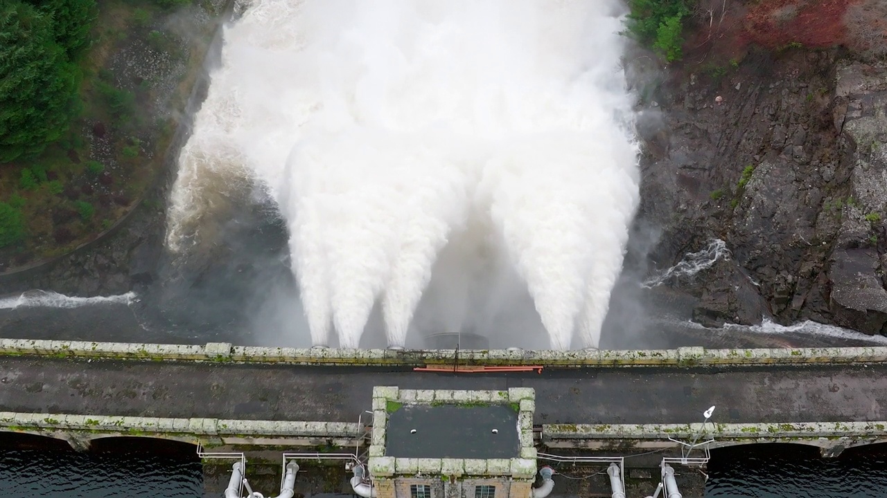 水泵通过重力馈电水电站大坝慢动作视频素材